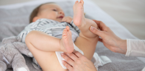 How to wipe a baby for nappy changing
